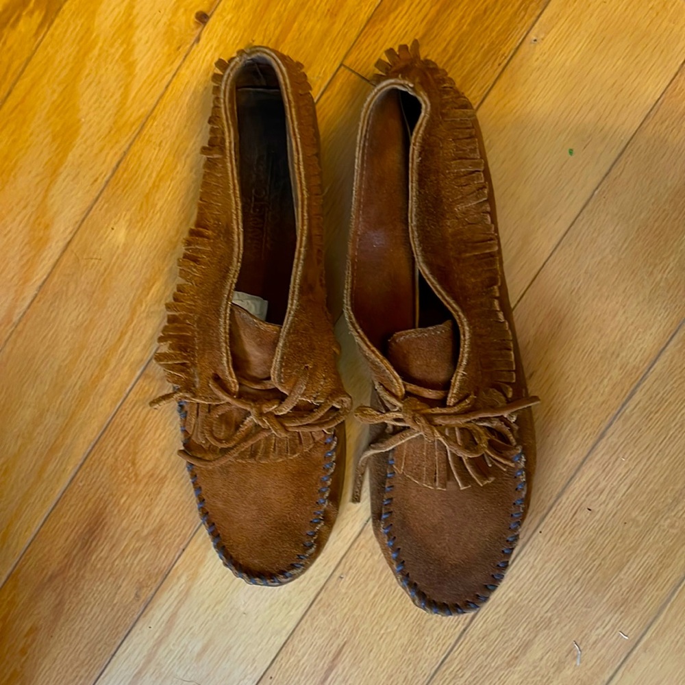 NWOT Minnetonka Fringed Moccasins